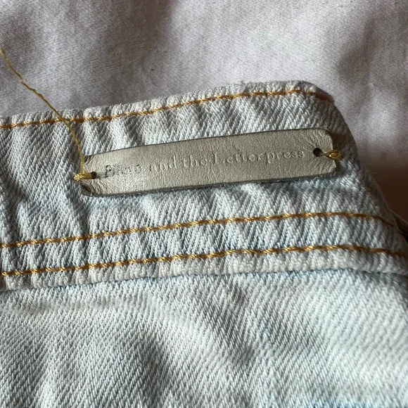 Anthropologie - Lightwash Denim Jeans - Low Rise Distressed Cropped Slim Fit - Picture 14 of 15